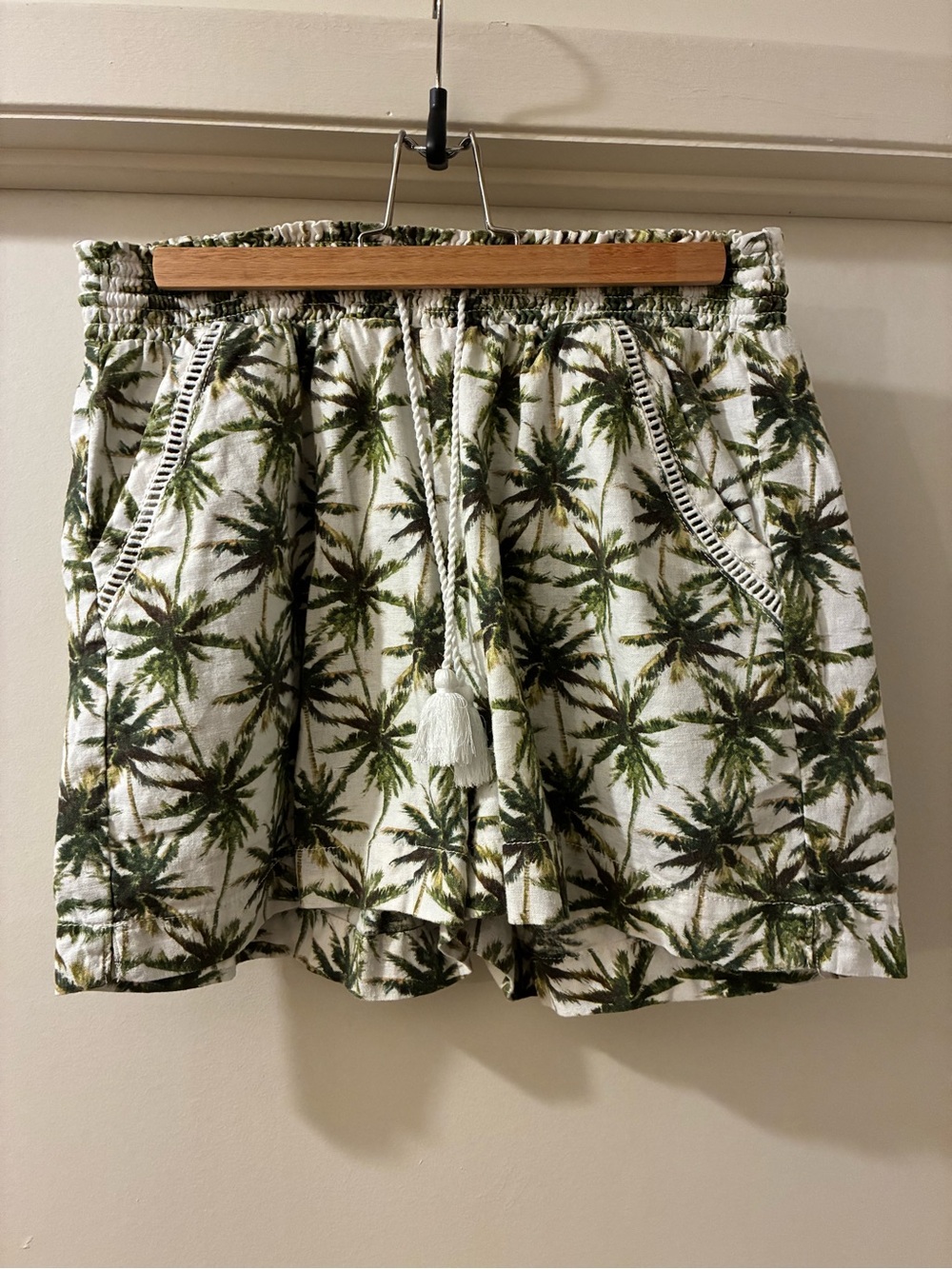 Briggs New York White and Olive Palm-Print Elastic Waist Shorts